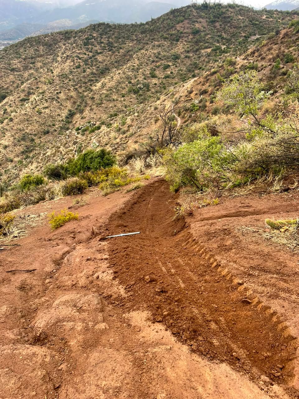 Drenaje abierto a un costado del trazado para sacar el agua de la huella