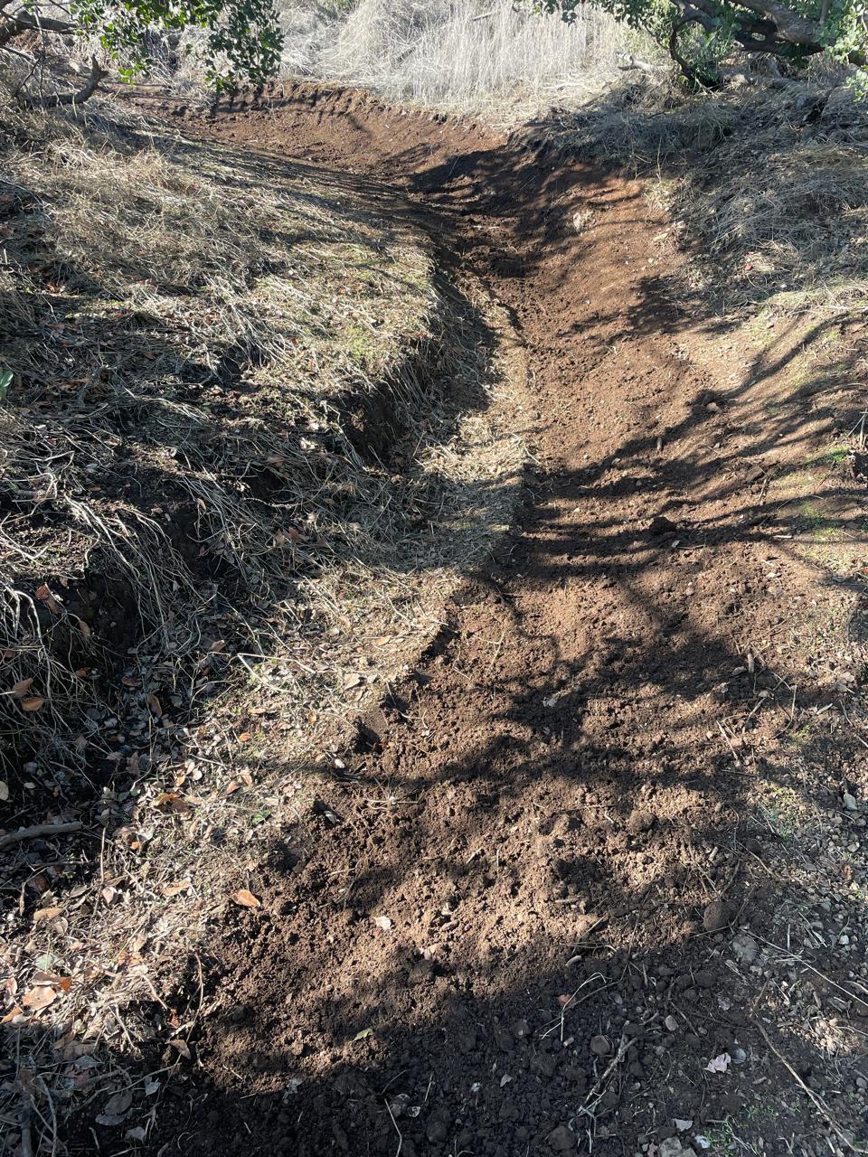 Drenaje abierto a un costado del sendero para desviar el agua lluvia