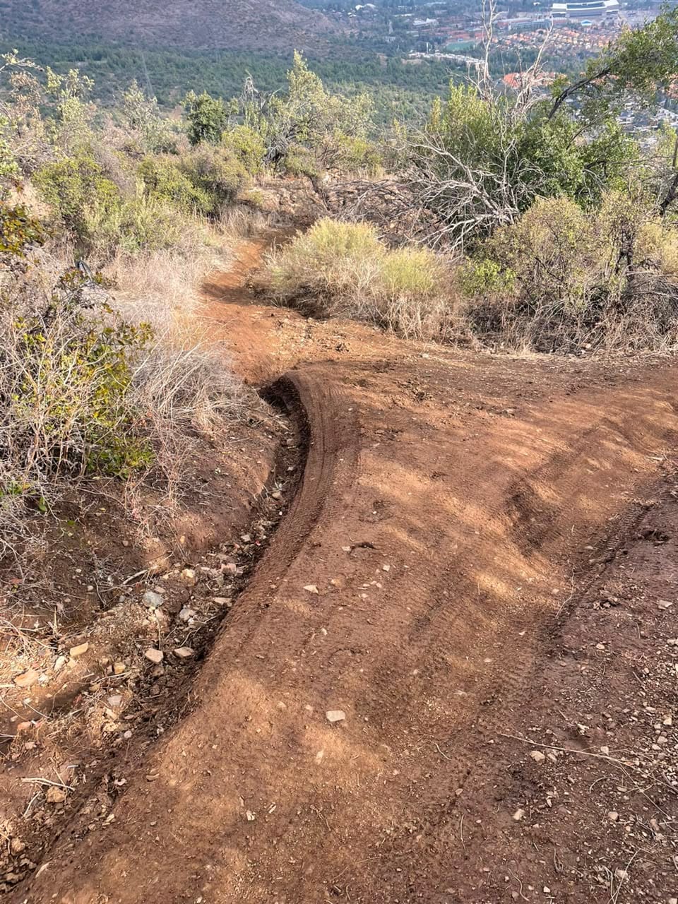 Curva peraltada terminada, con la tierra recién compactada