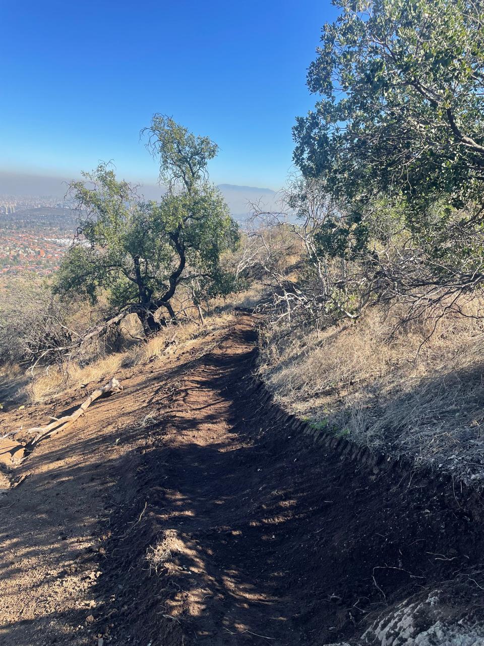 Huella recién reperfilada del sendero Muñeca, con el valle de Santiago al fondo