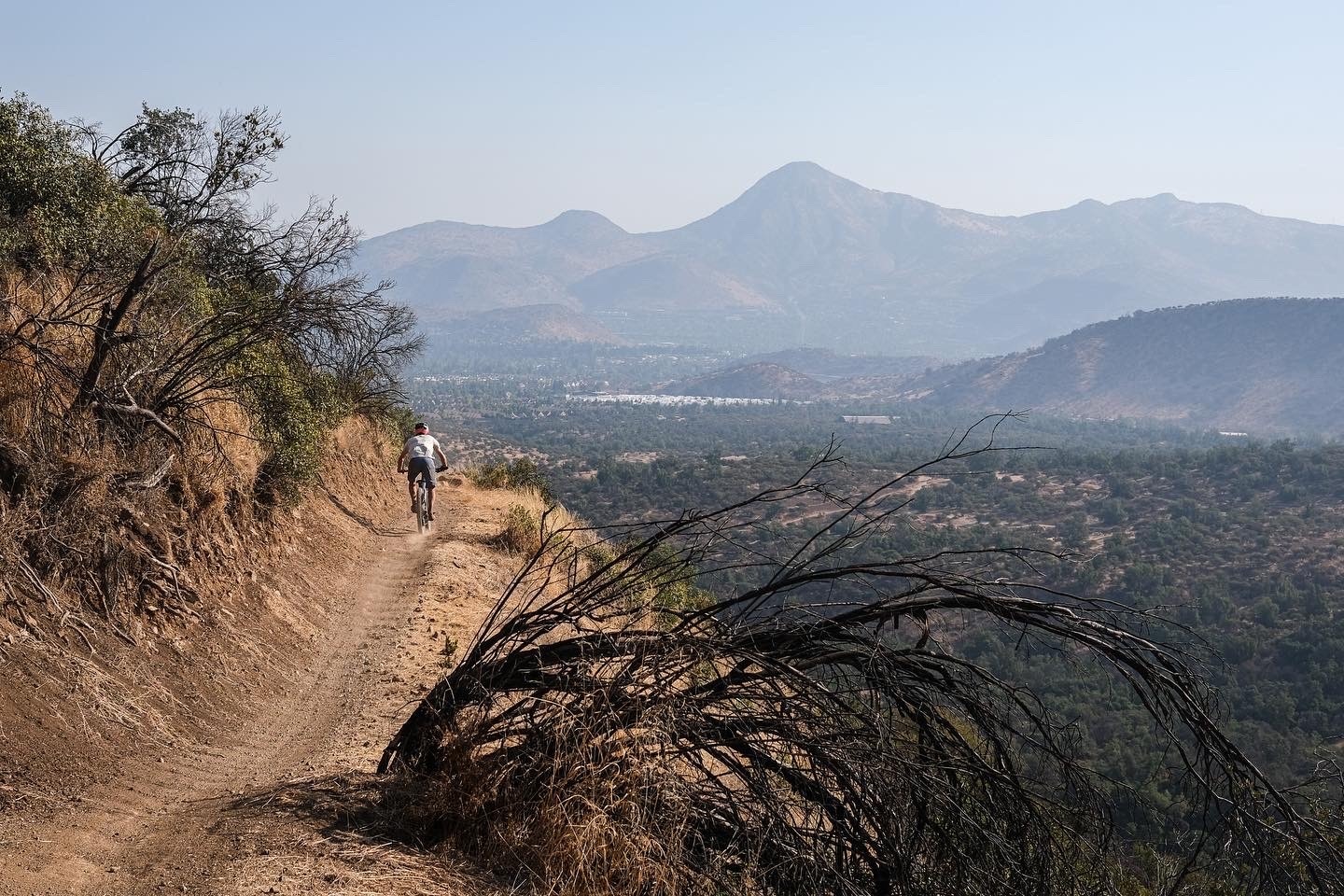 Sendero de tierra serpenteando por la ladera de un cerro